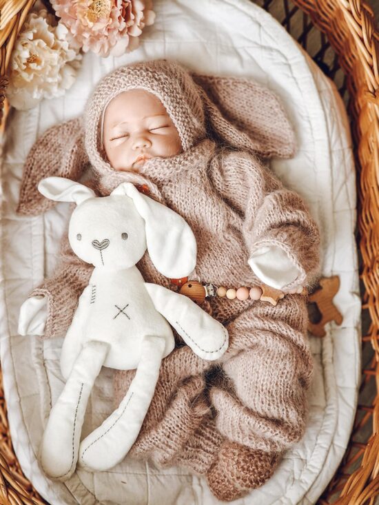 Rankų darbo moheros kūdikio komplektukas – kombinezonas, kepurė ir kojinytės