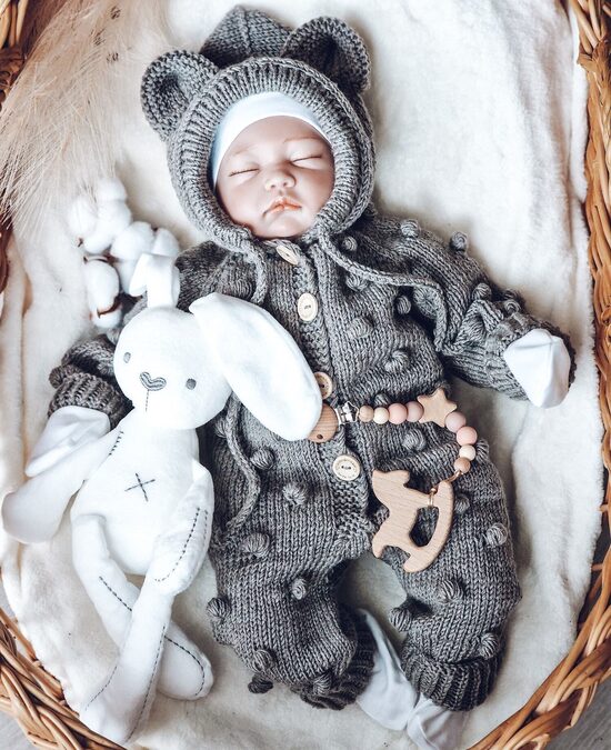 Rankų darbo merino vilnos kombinezonas kūdikiui – šiltas, minkštas ir patogus R002