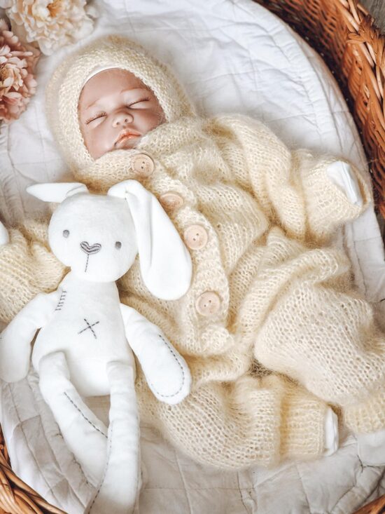 Rankų darbo moheros kūdikio komplektukas – kombinezonas, kepurė ir kojinytės